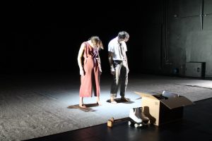 'Headless' Tanztheater von backsteinhaus produktion - Caroline Intrup | Sprecherin Performerin Sprechtrainerin | Berlin