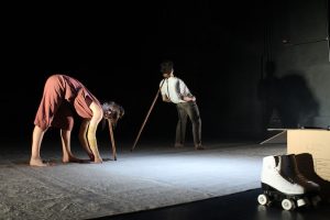 'Headless' Tanztheater von backsteinhaus produktion - Caroline Intrup | Sprecherin Performerin Sprechtrainerin | Berlin