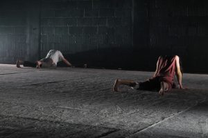 'Headless' Tanztheater von backsteinhaus produktion - Caroline Intrup | Sprecherin Performerin Sprechtrainerin | Berlin