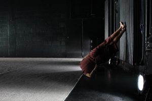 'Headless' Tanztheater von backsteinhaus produktion - Caroline Intrup | Sprecherin Performerin Sprechtrainerin | Berlin