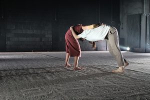 'Headless' Tanztheater von backsteinhaus produktion - Caroline Intrup | Sprecherin Performerin Sprechtrainerin | Berlin