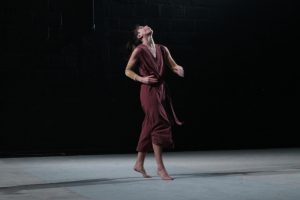 'Headless' Tanztheater von backsteinhaus produktion - Caroline Intrup | Sprecherin Performerin Sprechtrainerin | Berlin
