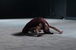 'Headless' Tanztheater von backsteinhaus produktion - Caroline Intrup | Sprecherin Performerin Sprechtrainerin | Berlin
