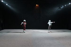 'Headless' Tanztheater von backsteinhaus produktion - Caroline Intrup | Sprecherin Performerin Sprechtrainerin | Berlin