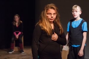 'hell erzählen' Jugendtheater vom Theater o.N. - Caroline Intrup | Sprecherin Performerin Sprechtrainerin | Berlin