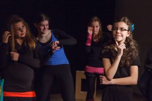 'hell erzählen' Jugendtheater vom Theater o.N. - Caroline Intrup | Sprecherin Performerin Sprechtrainerin | Berlin