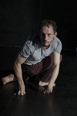 'Happy Endings' Tanztheater von backsteinhaus produktion - Caroline Intrup | Sprecherin Performerin Sprechtrainerin | Berlin