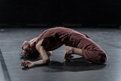 'Happy Endings' Tanztheater von backsteinhaus produktion - Caroline Intrup | Sprecherin Performerin Sprechtrainerin | Berlin