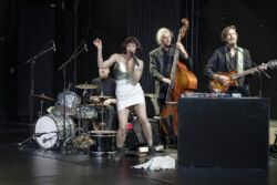 'Happy Endings' Tanztheater von backsteinhaus produktion - Caroline Intrup | Sprecherin Performerin Sprechtrainerin | Berlin