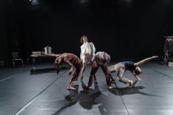 'Happy Endings' Tanztheater von backsteinhaus produktion - Caroline Intrup | Sprecherin Performerin Sprechtrainerin | Berlin