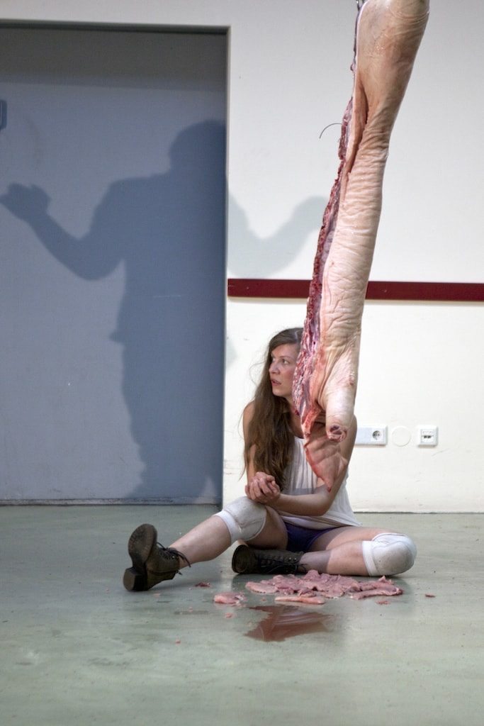 'Absent' Tanztheater von backsteinhaus produktion - Caroline Intrup | Sprecherin Performerin Sprechtrainerin | Berlin