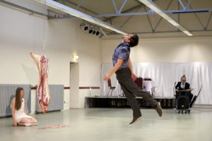 'Absent' Tanztheater von backsteinhaus produktion - Caroline Intrup | Sprecherin Performerin Sprechtrainerin | Berlin